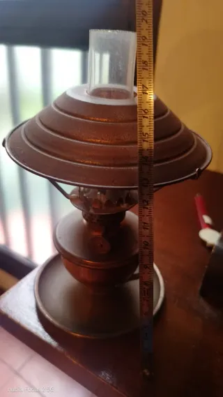 Lámpara de aceite antigua de metal y cristal