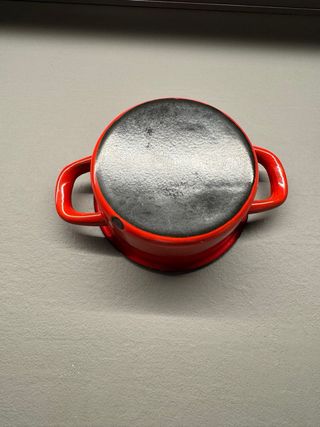 Pentolino smaltato rosso con manici