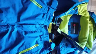 Traje de esquí azul y verde