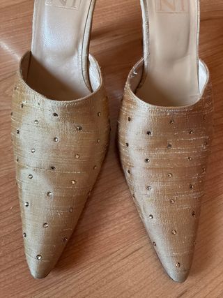 Zapatos de tacón Joni dorados con pedrería