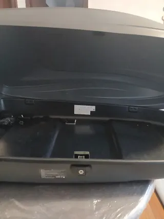 Maletero de coche gris