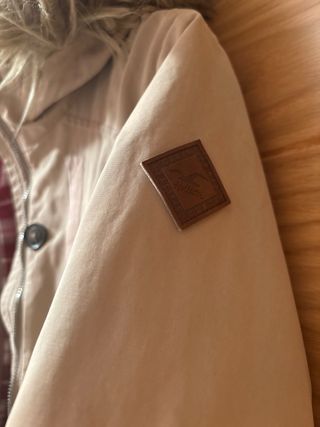 Parka corta Hollister con capucha beige