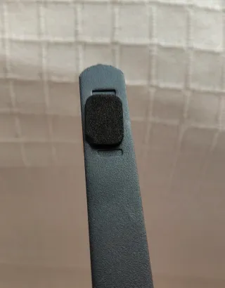 Colgador de puerta metal y madera.