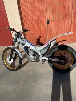 Moto Trial Montesa Blanca y azul