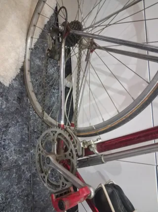 Bicicleta de carretera vintage roja