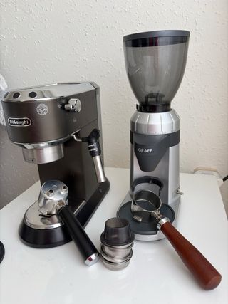 Cafetera DeLonghi y Molinillo Graef con extras
