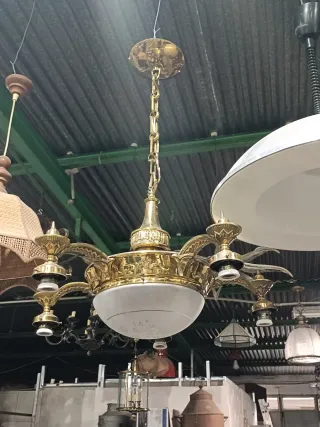 Lámpara 11 colgante dorada y blanca