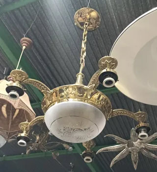 Lámpara 11 colgante dorada y blanca