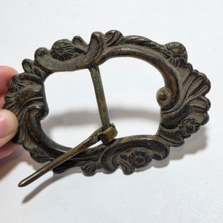 Antica fibbia in bronzo risalente all'800 lavorata