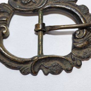 Antica fibbia in bronzo risalente all'800 lavorata