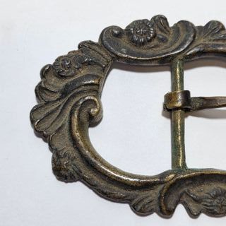 Antica fibbia in bronzo risalente all'800 lavorata