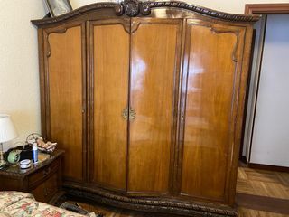 Armario antiguo de madera