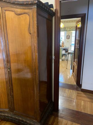 Armario antiguo de madera