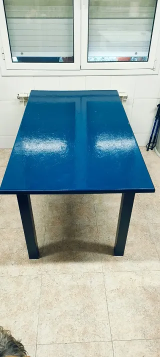 Mesa de madera con superficie azul y patas grises