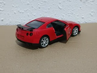 Coche 1:36 replica Nissan Gt-R juguete
