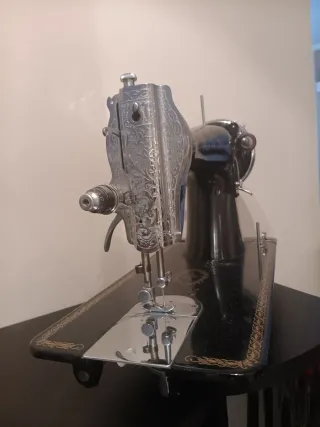 Máquina de coser Alfa antigua