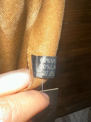 Bufanda con hilo dorado