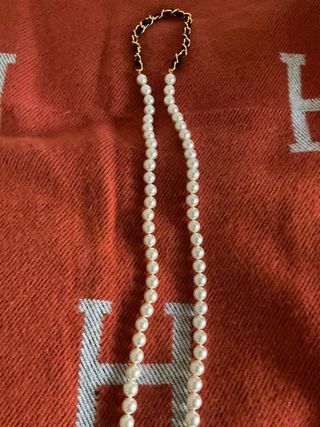 Collar Chanel perlas y bolso