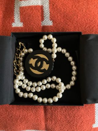 Collar Chanel perlas y bolso