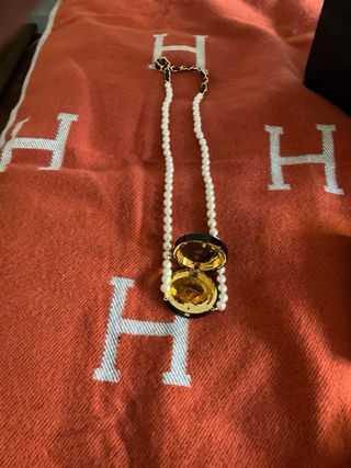 Collar Chanel perlas y bolso