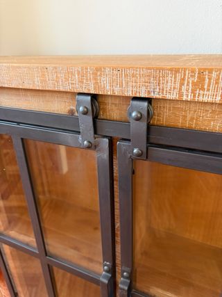 Estantería-vitrina de madera y metal industrial