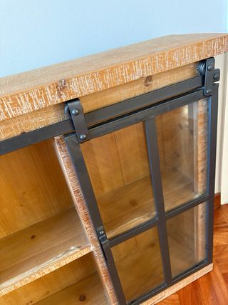 Estantería-vitrina de madera y metal industrial