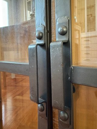 Estantería-vitrina de madera y metal industrial