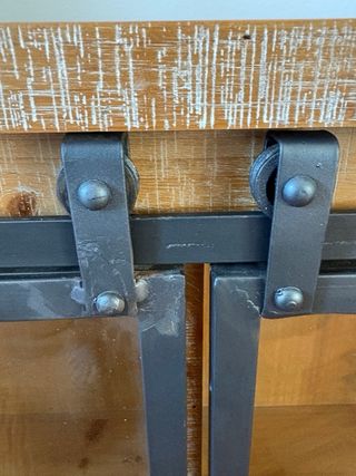 Estantería-vitrina de madera y metal industrial