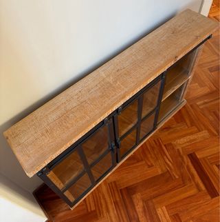 Estantería-vitrina de madera y metal industrial