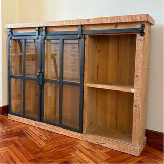 Estantería-vitrina de madera y metal industrial