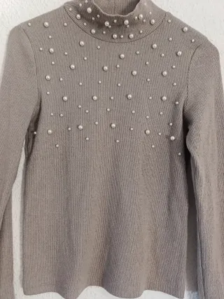 Jersey beige con perlas y bolsa regalo