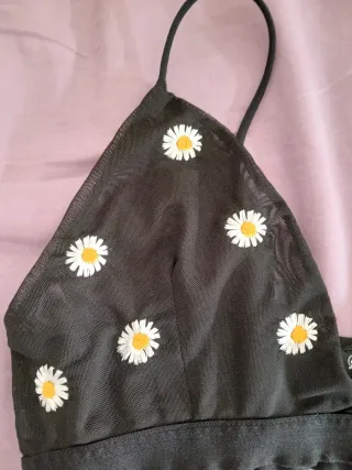 Top Stradivarius negro con margaritas