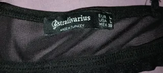 Top Stradivarius negro con margaritas