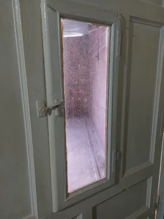 Puerta de madera con cristal