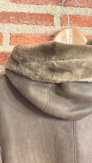 Abrigo piel tipo pelliza con capucha