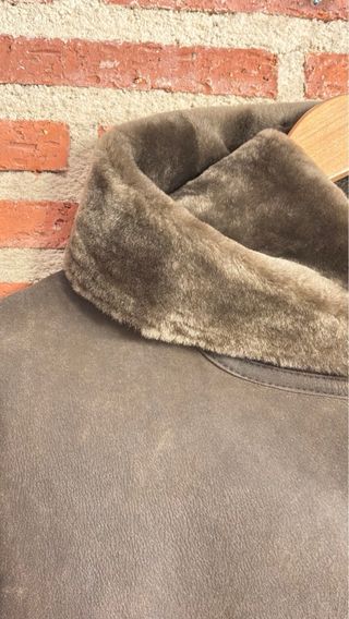 Abrigo piel tipo pelliza con capucha