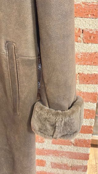Abrigo piel tipo pelliza con capucha