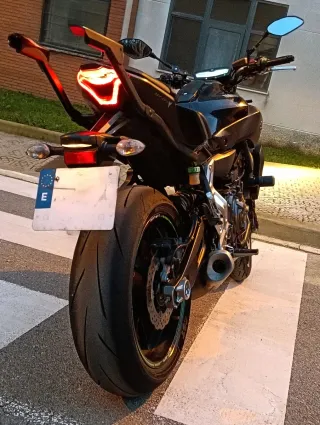 Yamaha Mt 07 con extras diferenciadores.