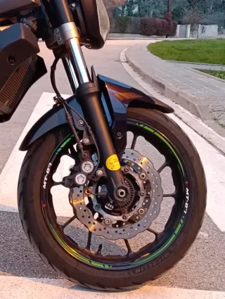 Yamaha Mt 07 con extras diferenciadores.