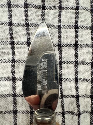 Paletta scaglie formaggio legno e metallo