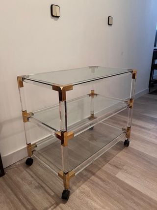 Mesa auxiliar de metacrilato y vidrio con ruedas