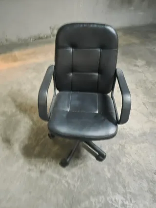 Silla de oficina negra