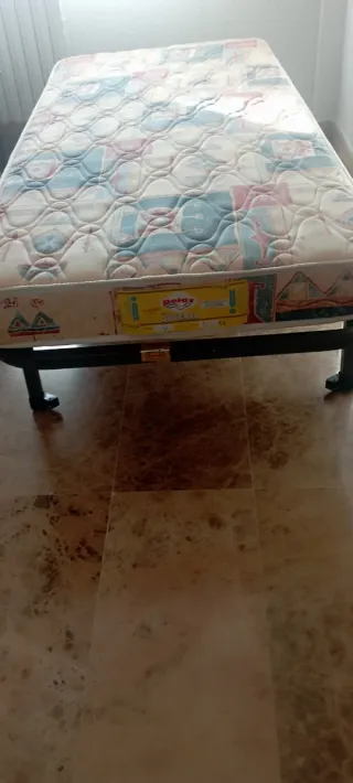Somier de láminas con patas plegables y colchón