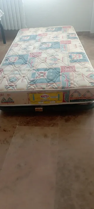 Somier de láminas con patas plegables y colchón