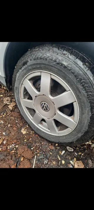 Se vende 5 llantas de Volkswagen R15