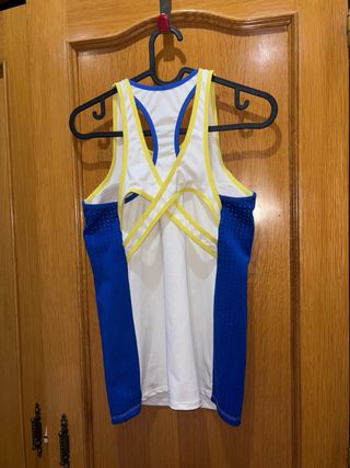 Camiseta deportiva blanca y azul