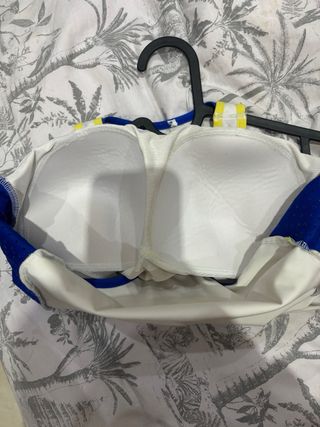 Camiseta deportiva blanca y azul