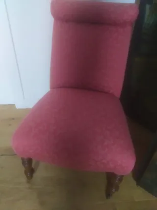 Butaca Burdeos de tela.