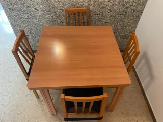 Mesa y 4 sillas de madera