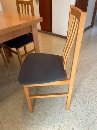 Mesa y 4 sillas de madera